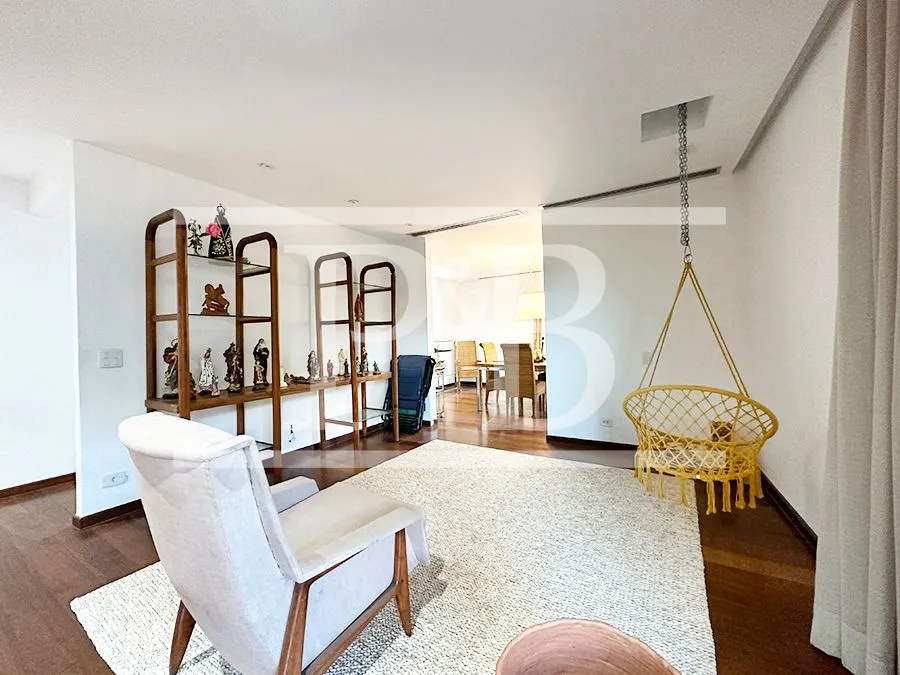 4-bedroom apartment with 250 m² and glassed-in balcony — photo 15