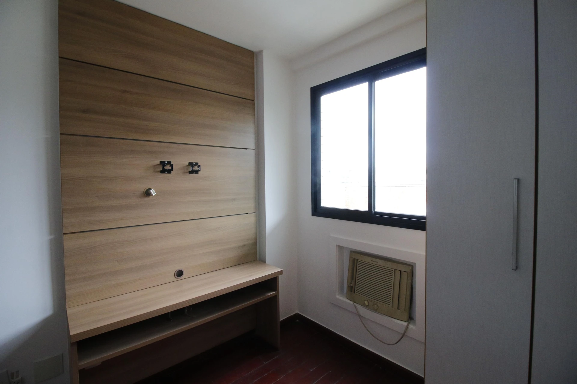 Balcony with a grill in a 4-bedroom apartment, 172 m² — photo 9