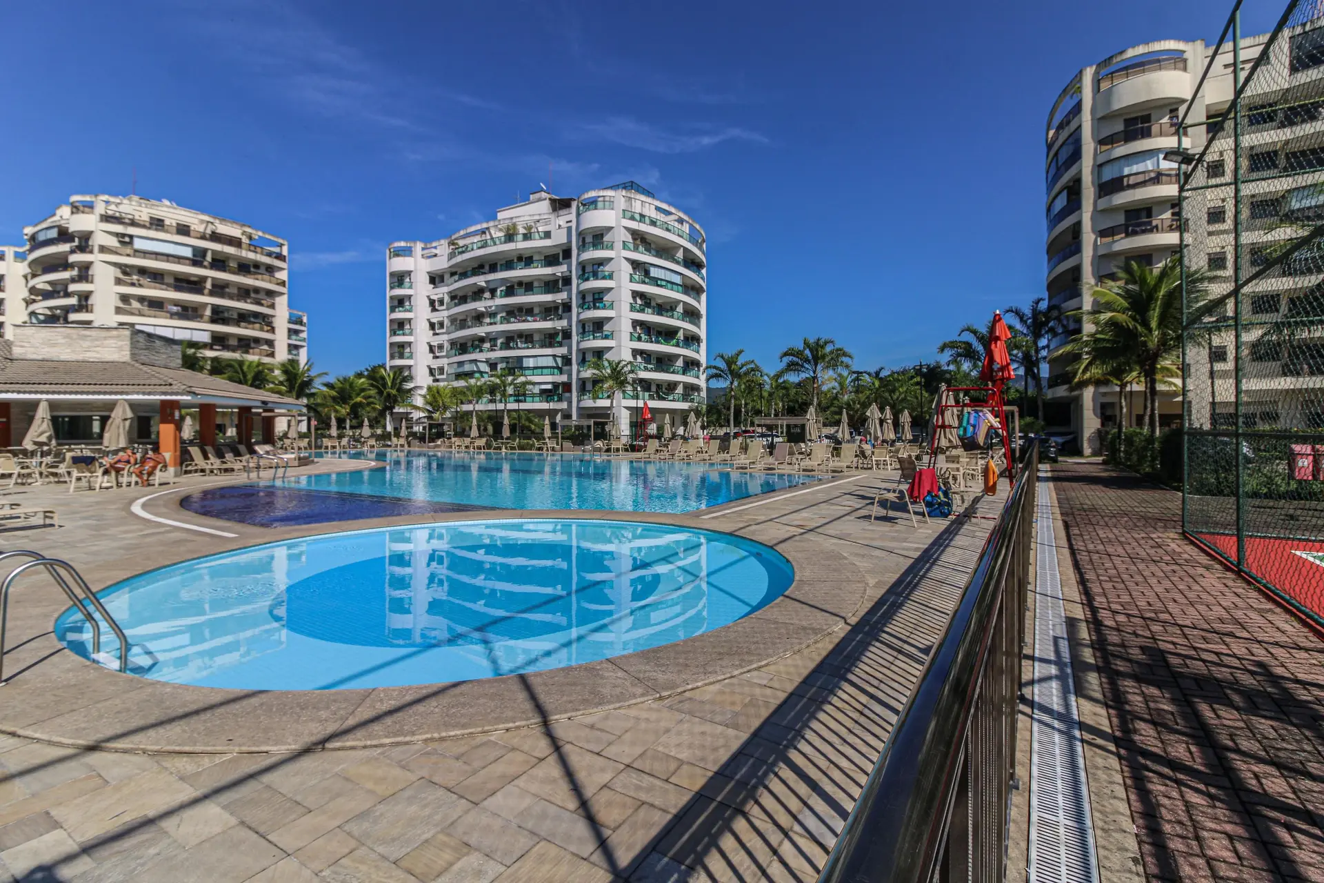 Glass-enclosed balcony in a 3-bedroom apartment, 96 m² — photo 65