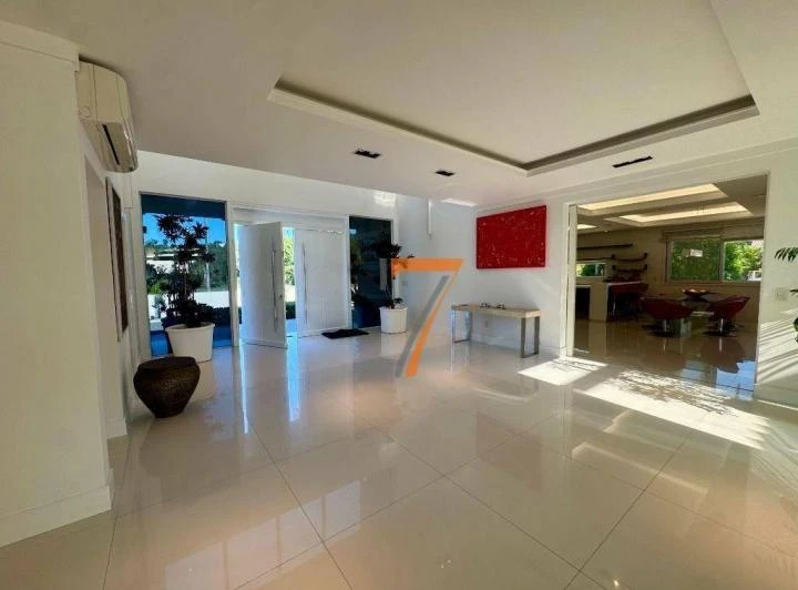 Casa com 8 dormitórios e 995 m² com área de piscina — photo 7