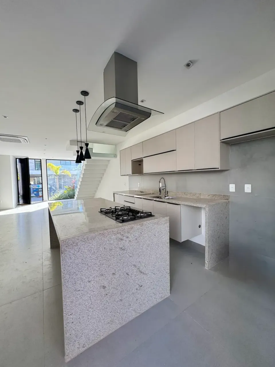 4-bedroom house with open-plan kitchen and 5 bathrooms — photo 3