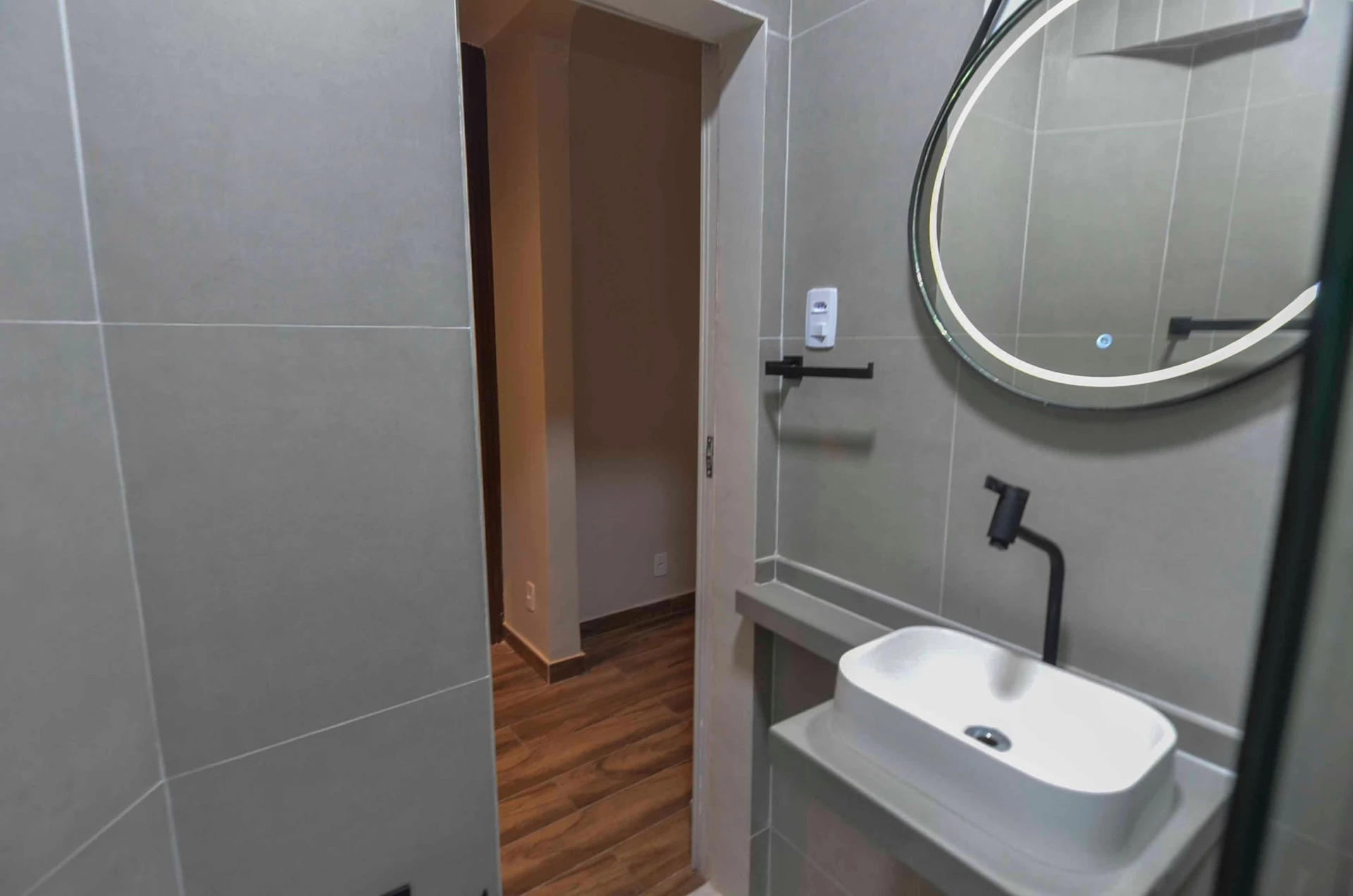 One-bedroom apartment with wood or laminate floors — photo 10
