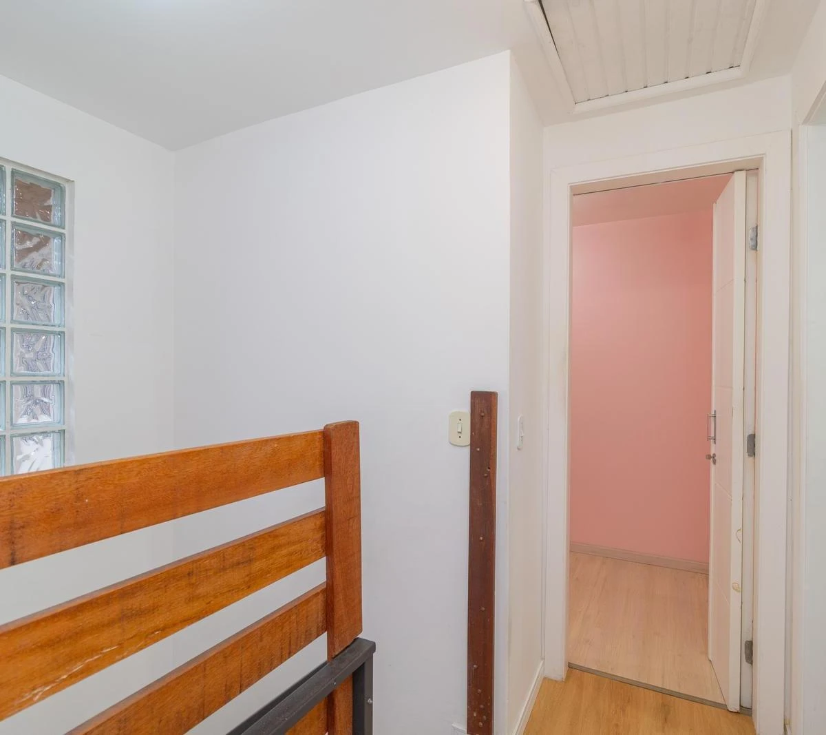 3-bedroom house with wood or laminate floors — photo 18