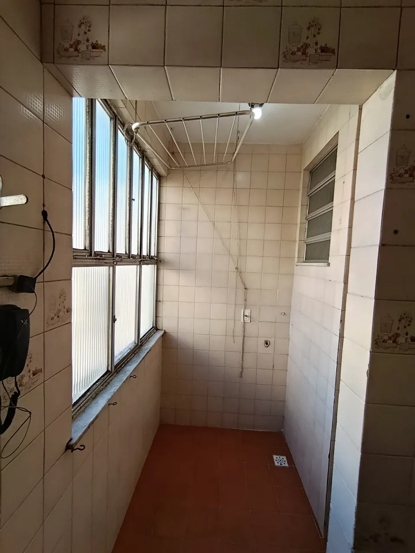 Apartment with 2 bedrooms and a glass shower enclosure — photo 21