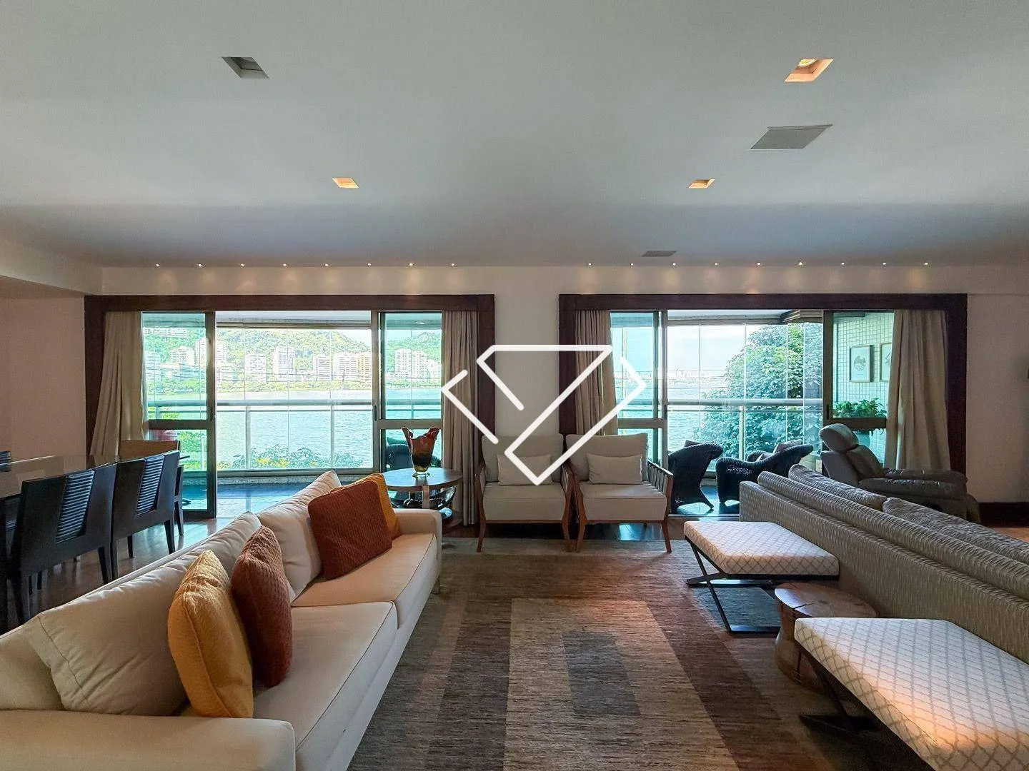 Furnished apartment with 4 en-suites and 258 m² — photo 10