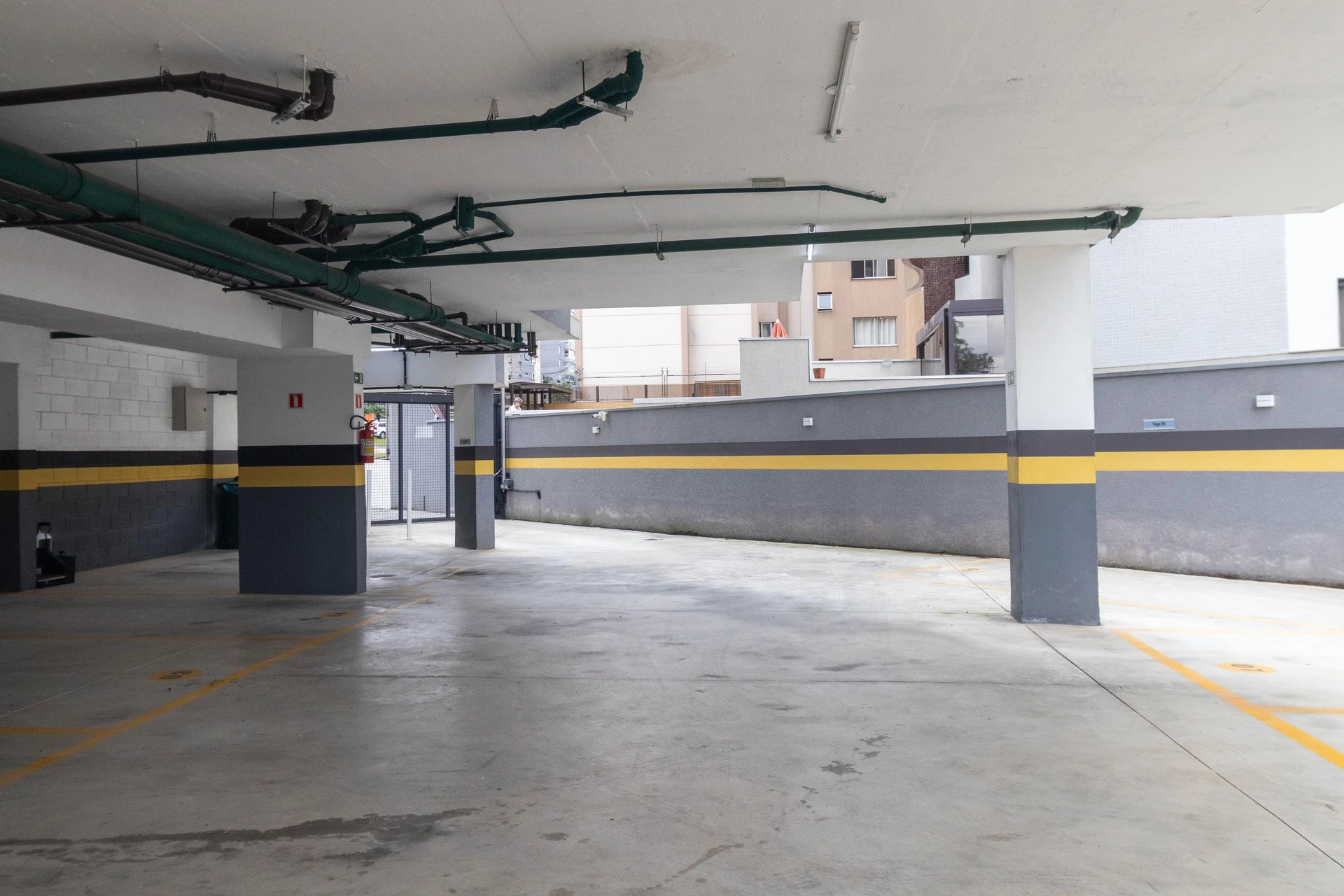 2-bedroom apartment in a building with a gym — photo 18
