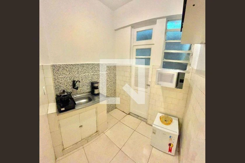 Furnished 1-bedroom apartment with a compact kitchen — photo 2