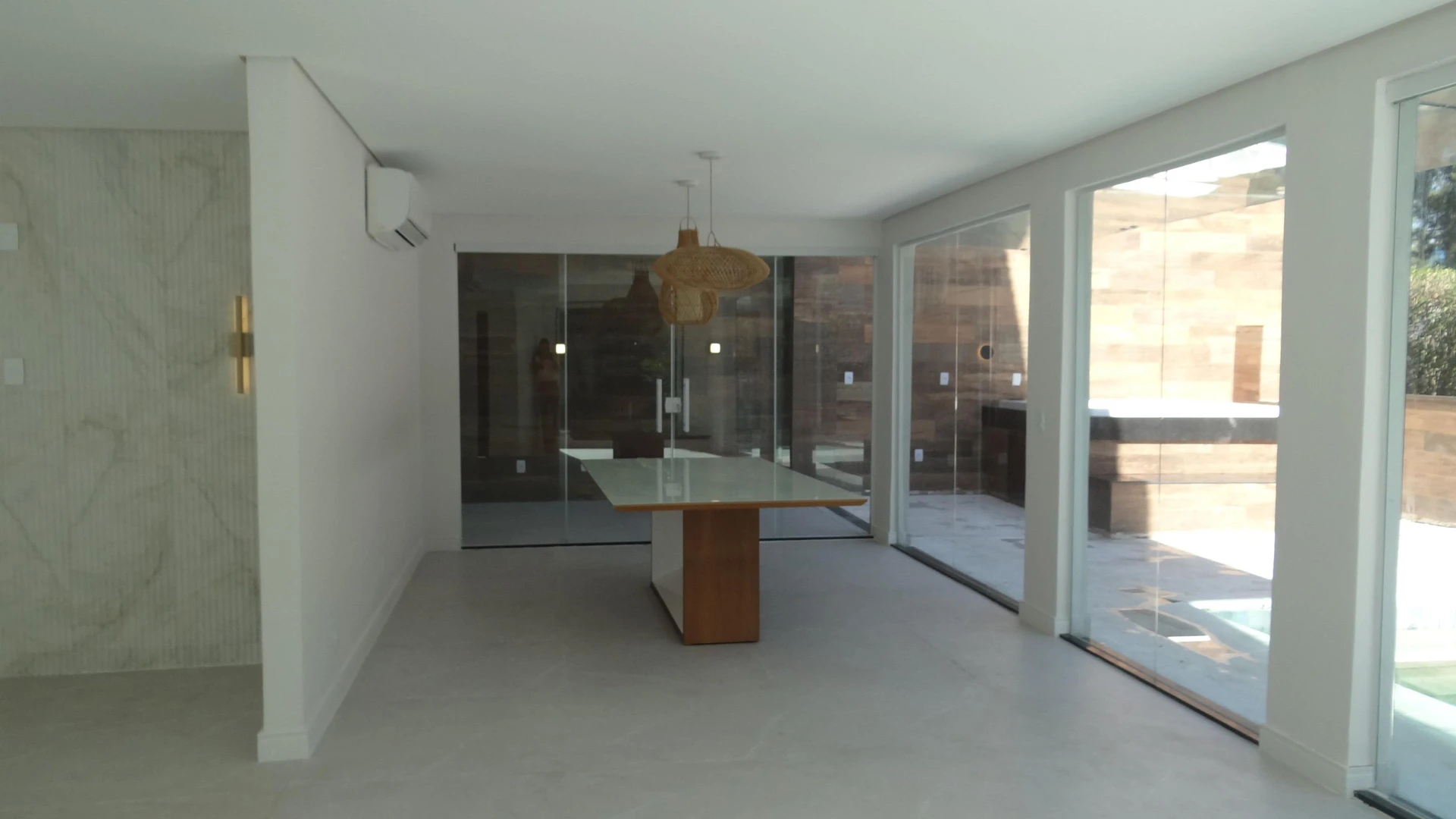 Casa de 384 m² com janelas do piso ao teto e varanda gourmet — photo 82