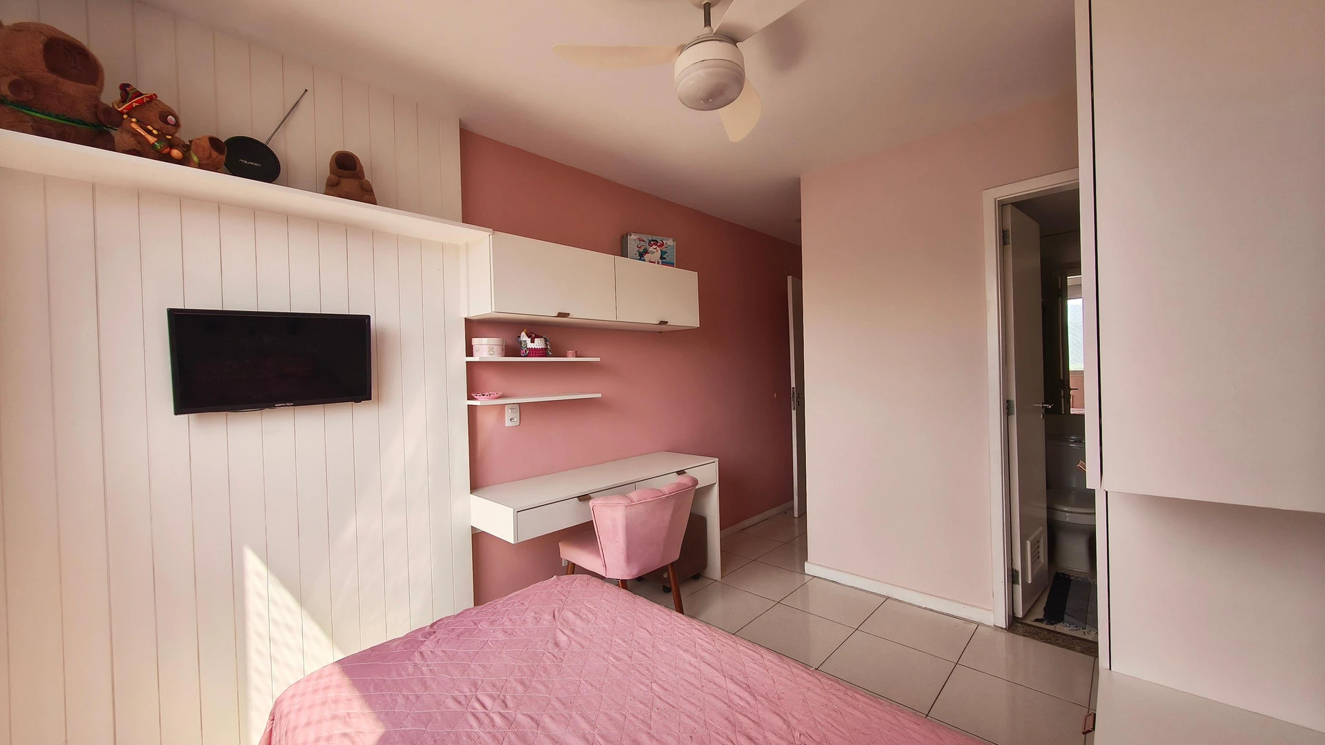 3-bedroom apartment with a mountain view in Rio de Janeiro — photo 18