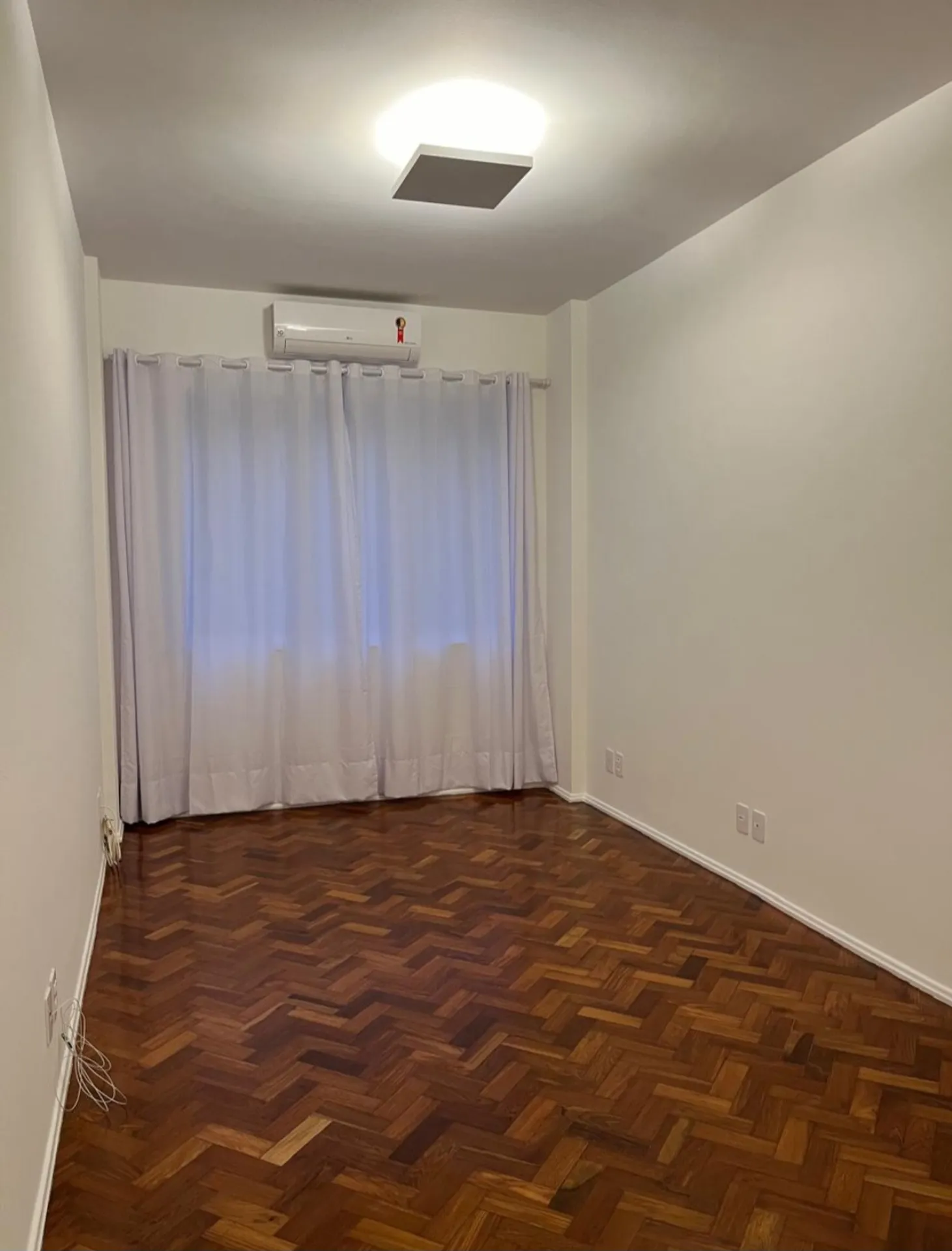 Wood or laminate floors in a one-bedroom apartment, 45 m² — photo 5