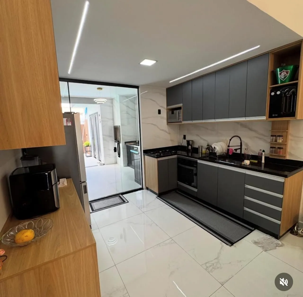 Balcony with a grill in a 3-bedroom house, 250 m² — photo 2
