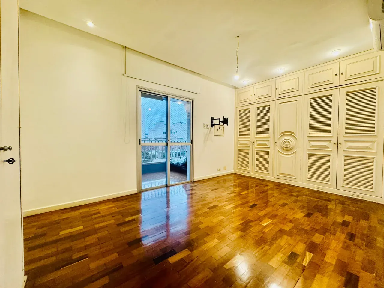 4-bedroom apartment with wood or laminate floors — photo 4