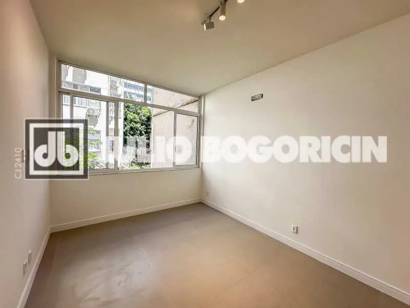Walk-in closet in a 3-bedroom apartment, 110 m² — photo 19