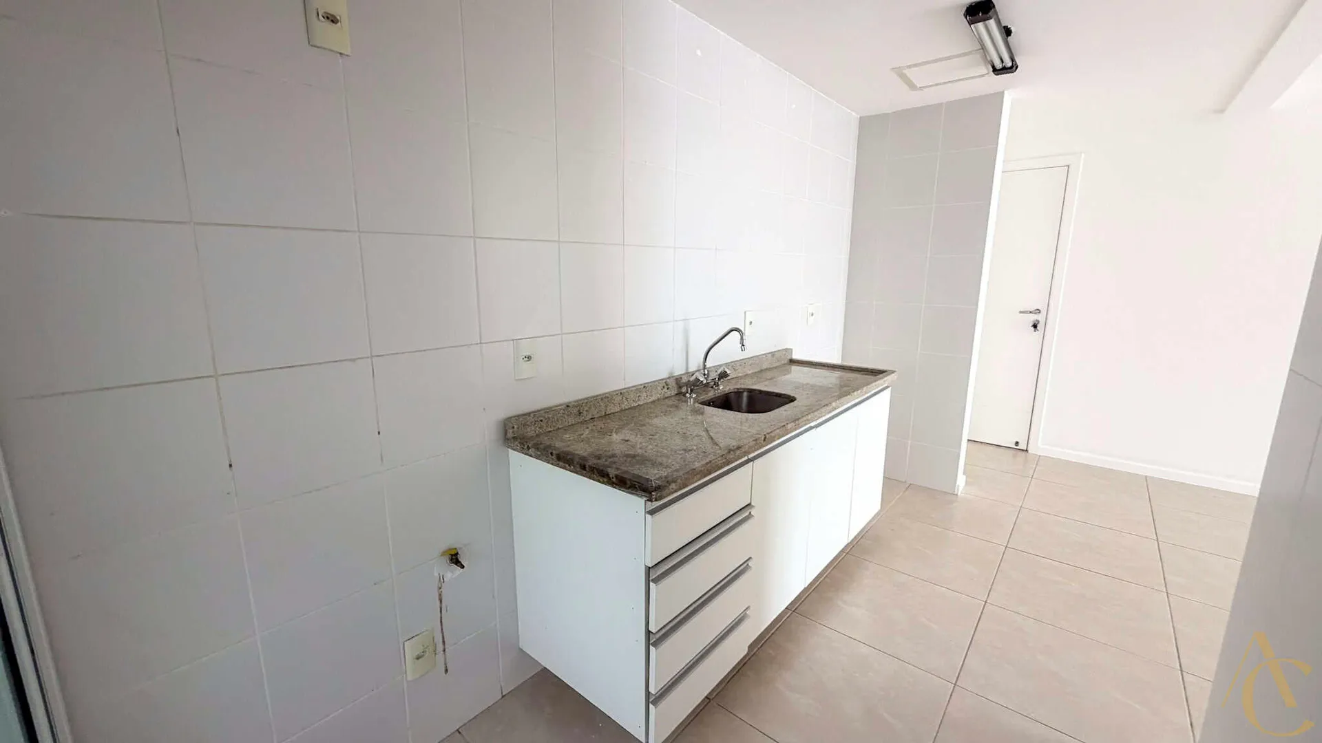 Balcony with a grill in a 3-bedroom apartment, 97 m² — photo 11