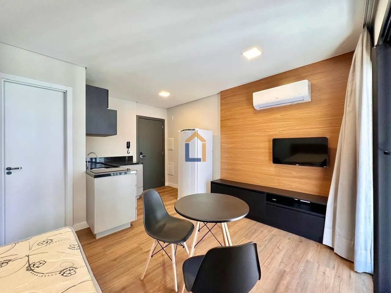 Furnished 26 m² apartment with a glass shower box — photo 6