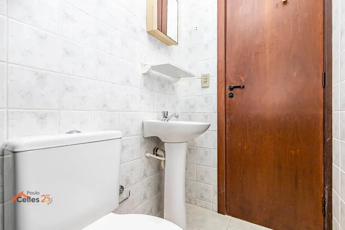 3-bedroom apartment with wood or laminate floors in Curitiba — photo 18