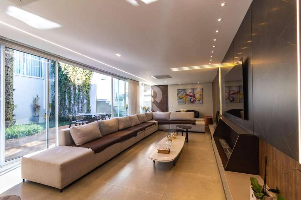 4 en-suite bedroom house, 515 m², 3 parking spots and garden