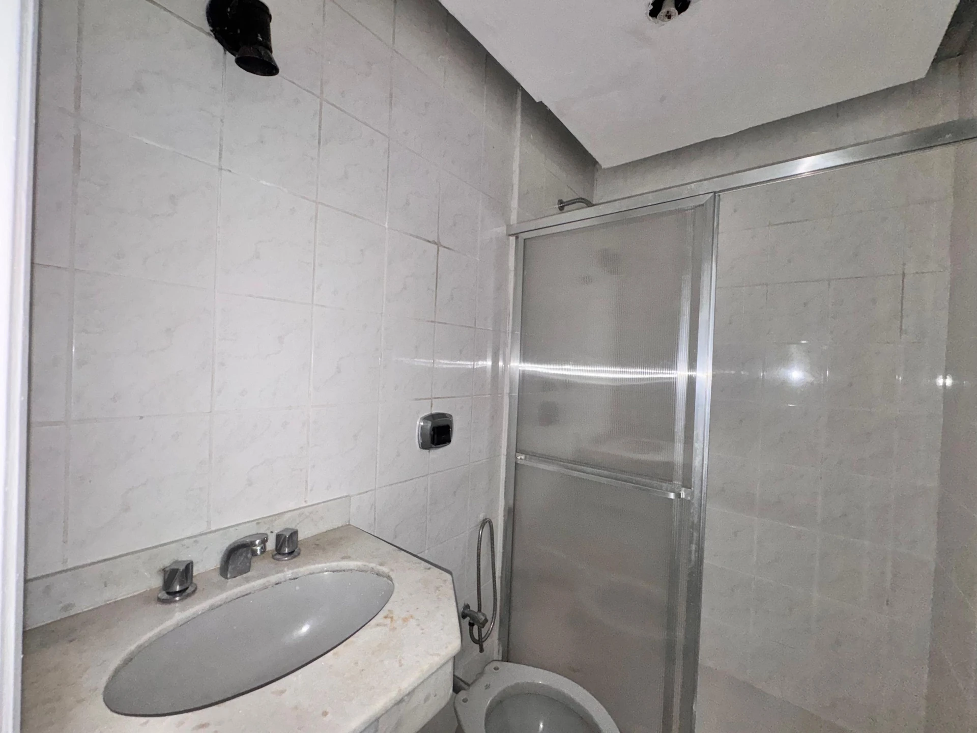 3-bedroom apartment with a balcony and laundry area — photo 5