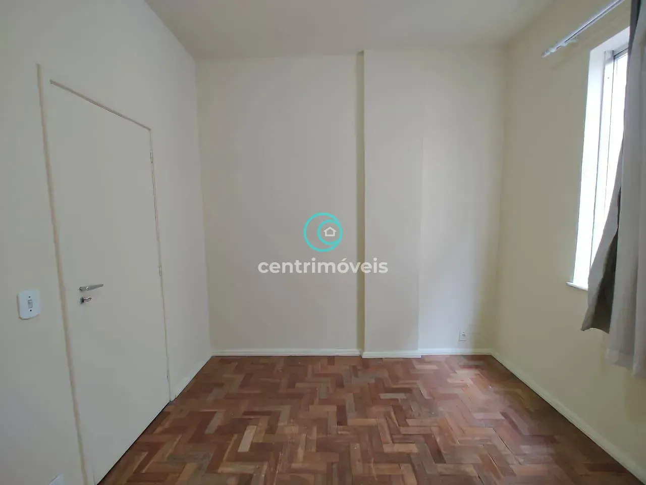Wood or laminate floors in a one-bedroom apartment, 52 m² — photo 25
