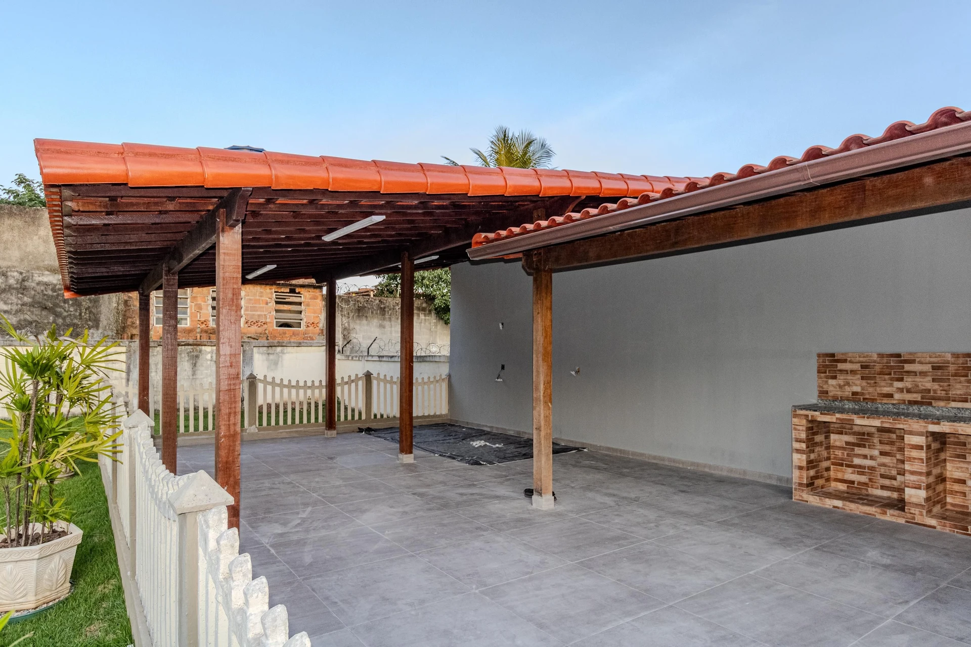 Unfurnished 2-bedroom apartment with separate kitchen