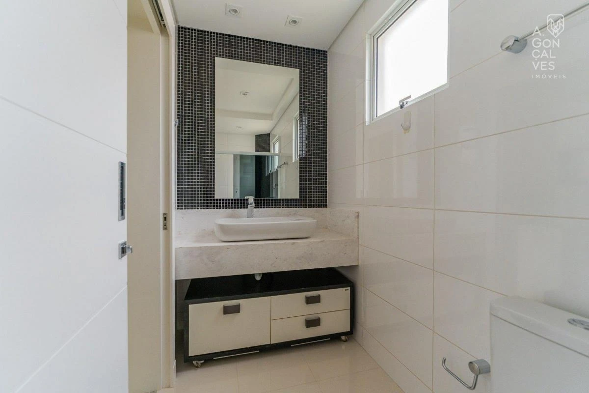 4-bedroom house with floor-to-ceiling windows in Curitiba