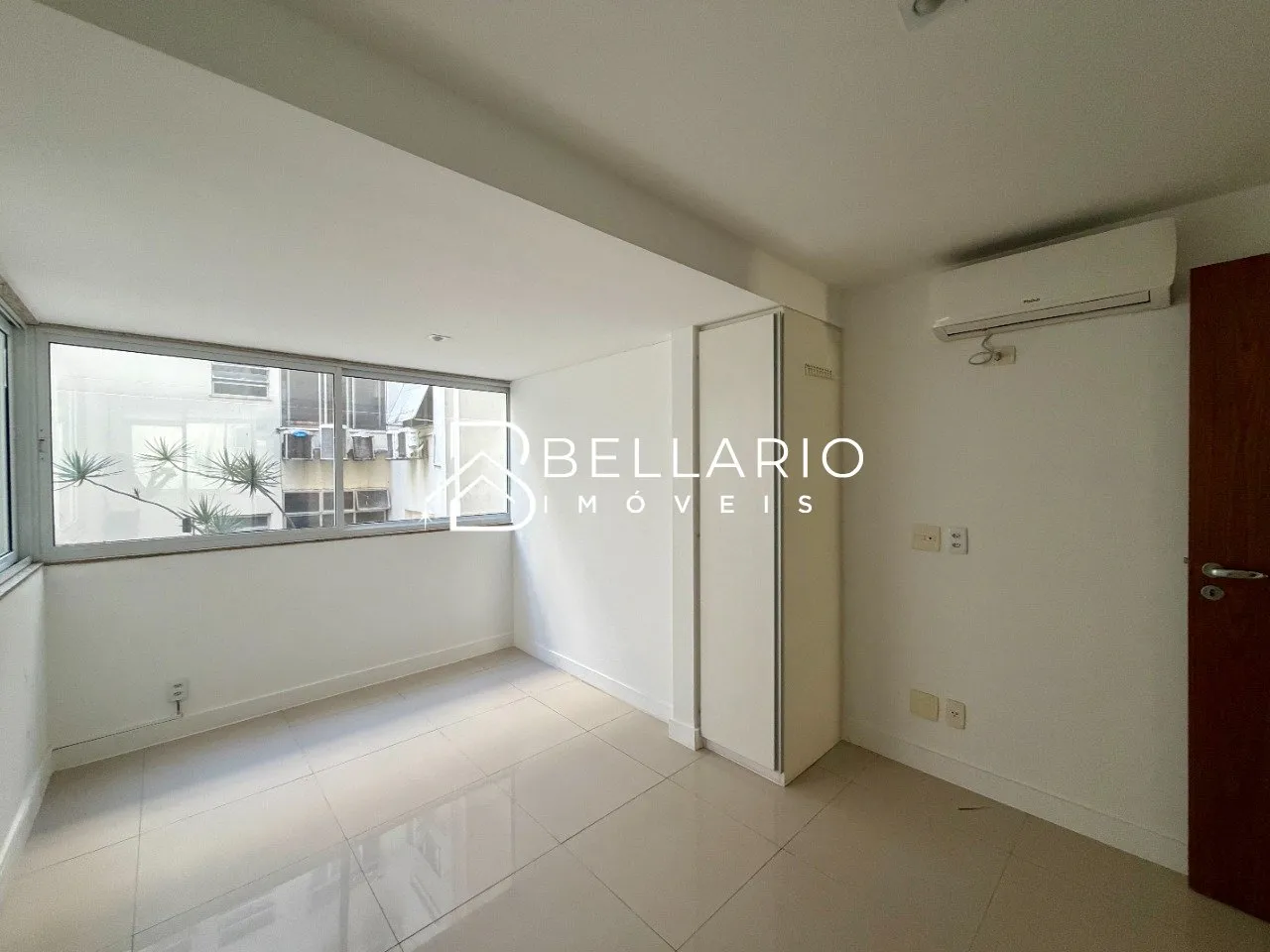 4-bedroom apartment with 5 bathrooms and glass balcony — photo 14