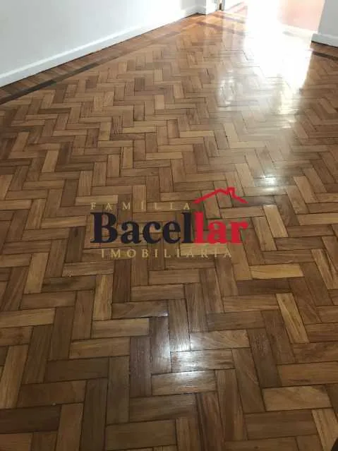 Wood or laminate floors in a one-bedroom apartment, 50 m²