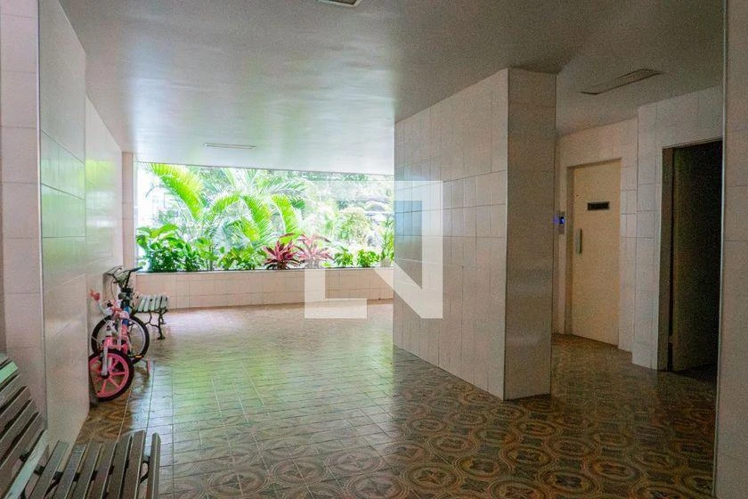 Furnished apartment with 4 bedrooms and 200 m² — photo 49