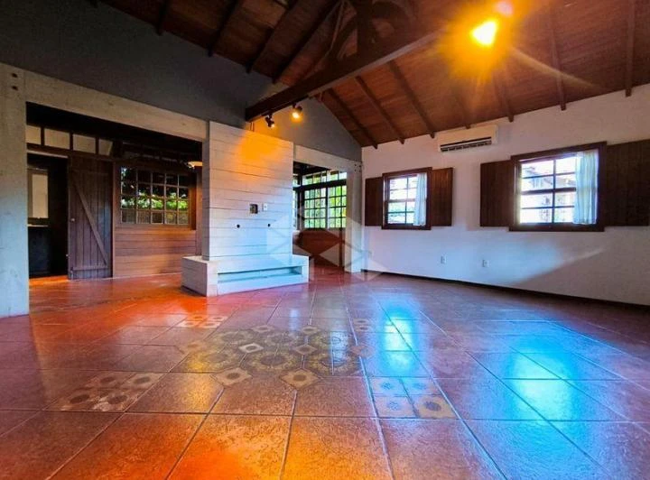 250 m² house with 4 bedrooms and built-in balcony grill