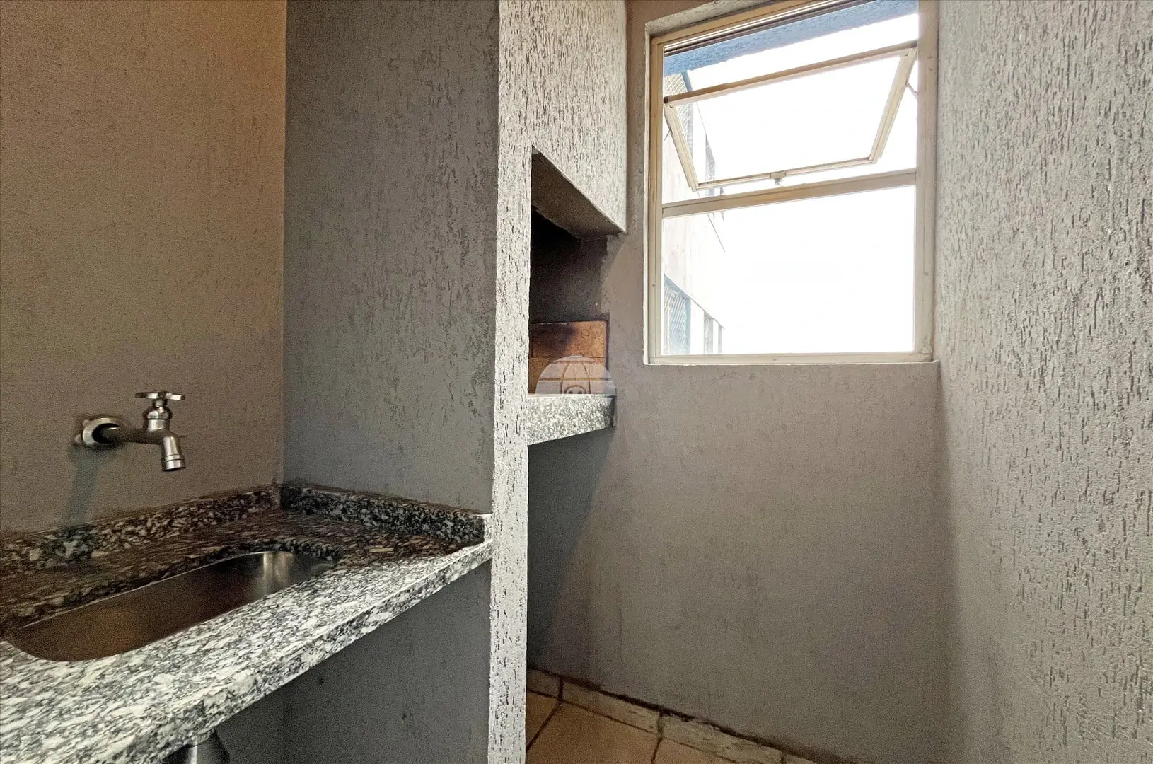 3-bedroom apartment with wood or laminate floors in Curitiba — photo 2