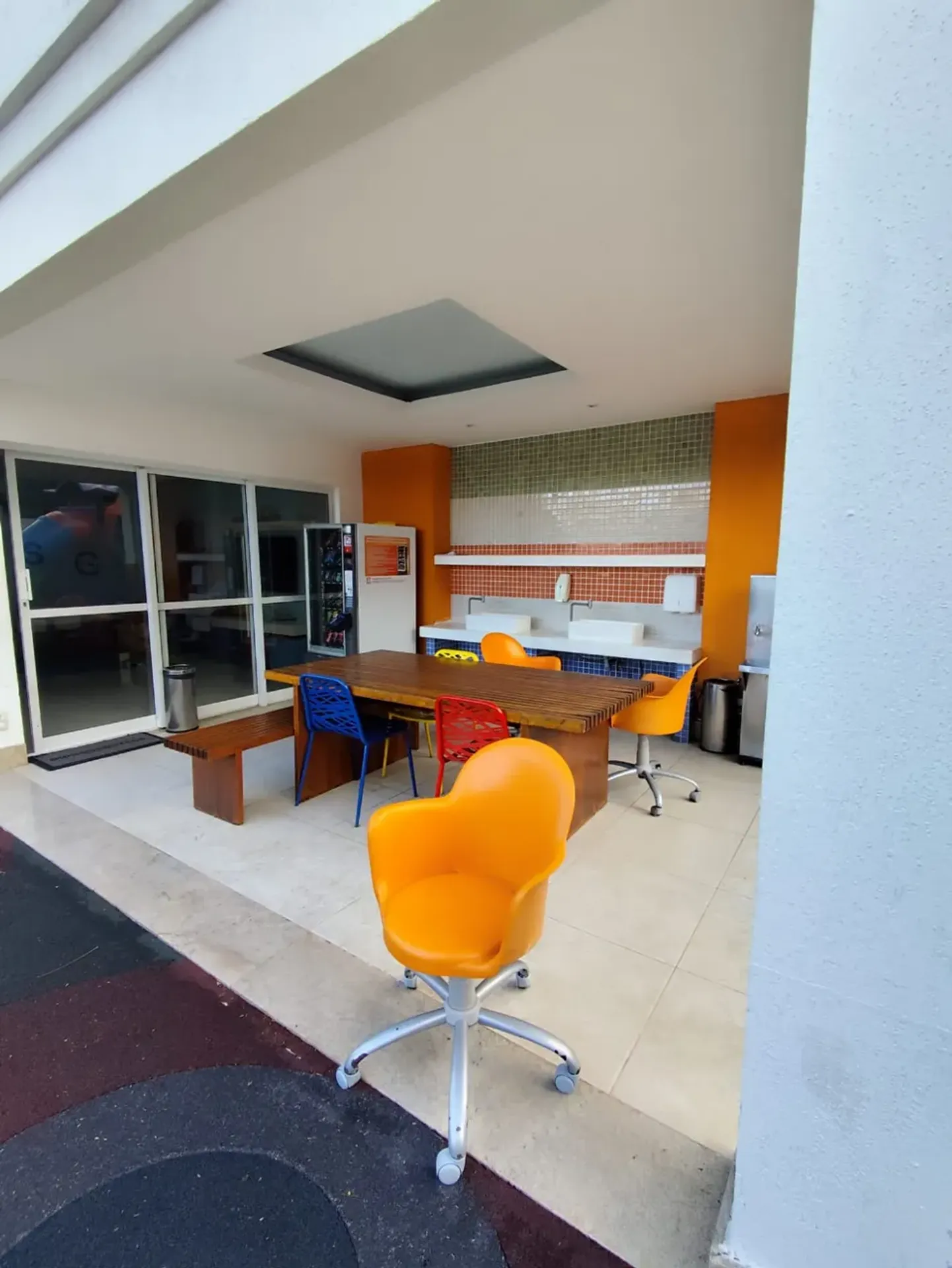 Furnished 2-bedroom apartment with private BBQ — photo 16