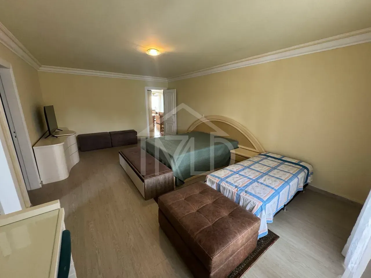 House with 5 bedrooms and 5 baths with tile floors — photo 17