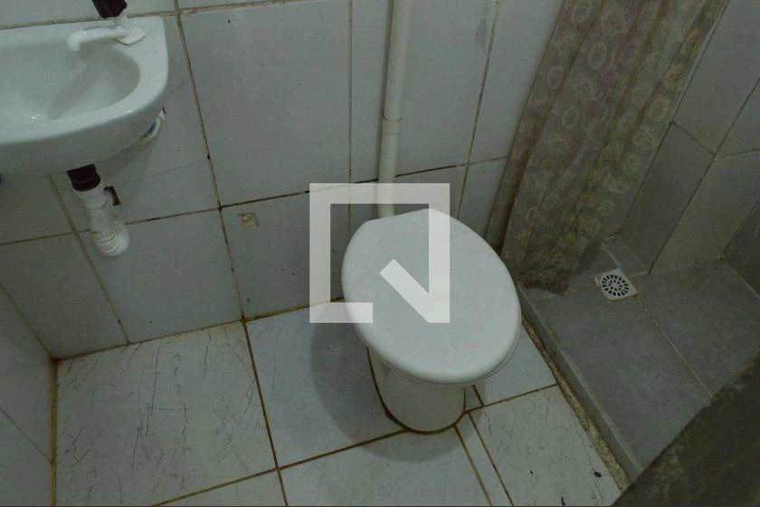 1-bedroom apartment with washing machine and utility sink — photo 15