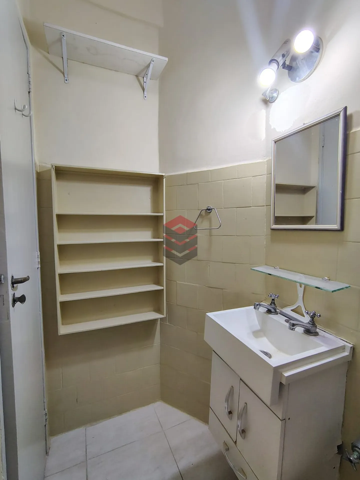 Apartment, 32 m², with wood or laminate floors — photo 2