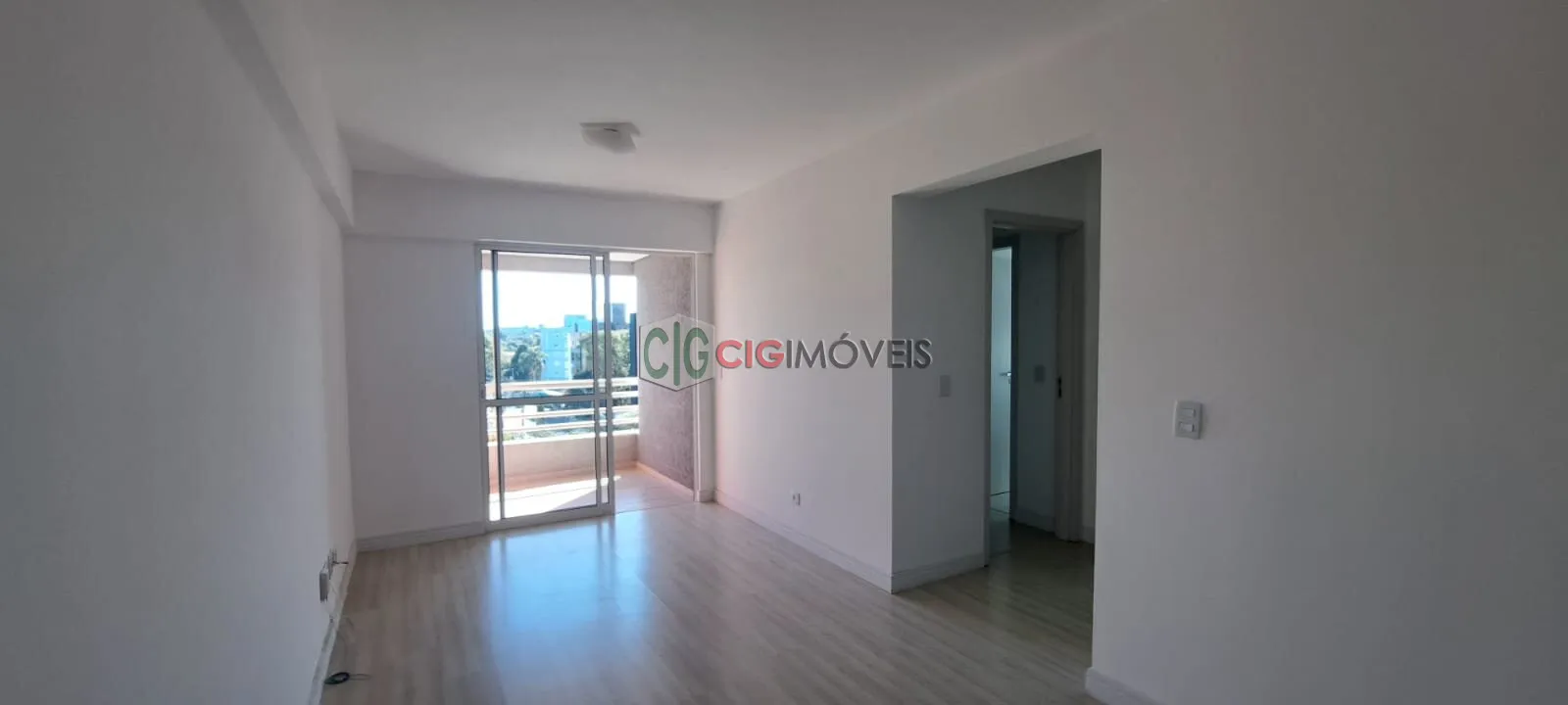 Wood or laminate floors in a 2-bedroom apartment, 66 m²