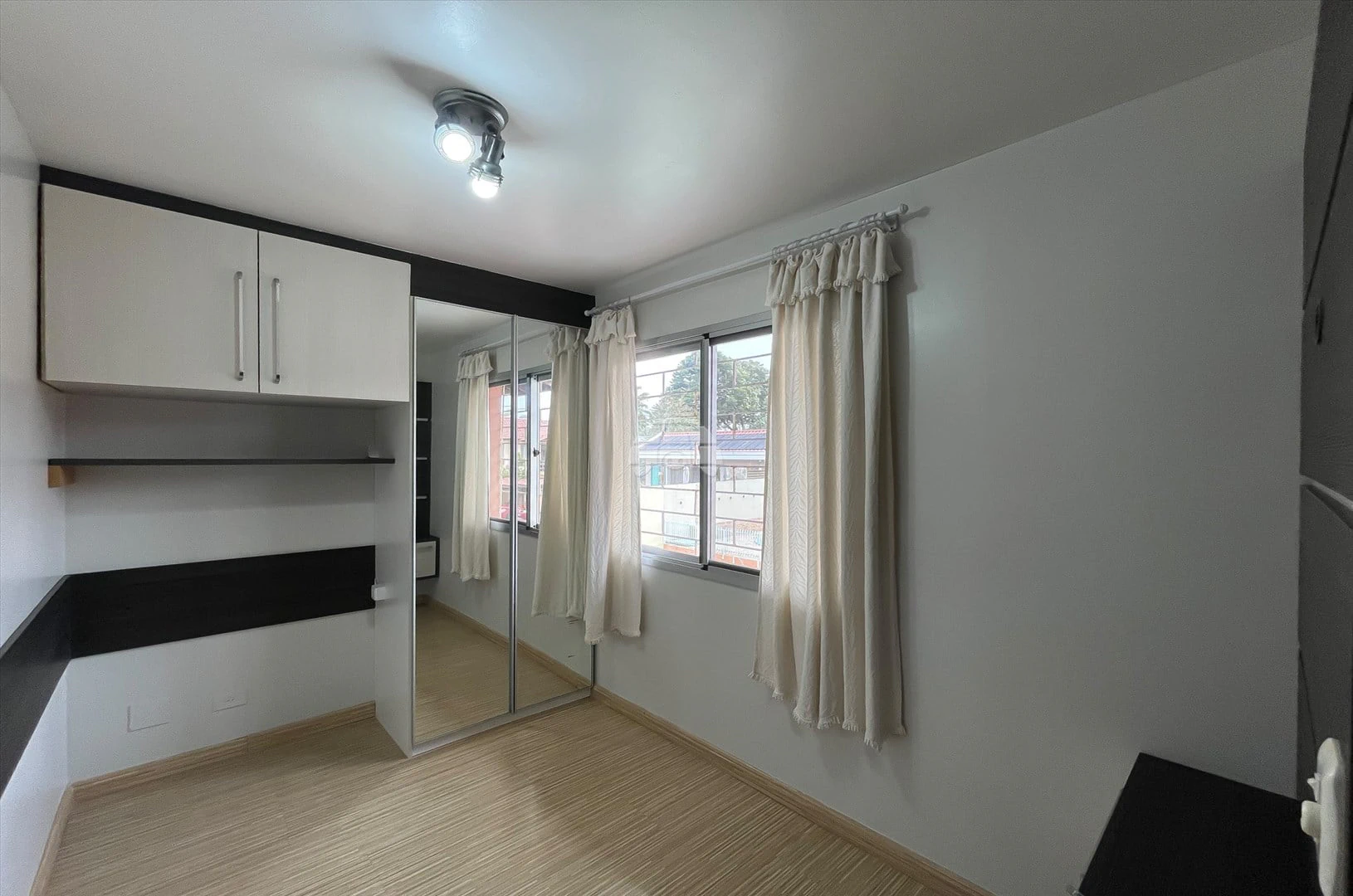 2-bedroom house with a walk-in closet in Curitiba — photo 12