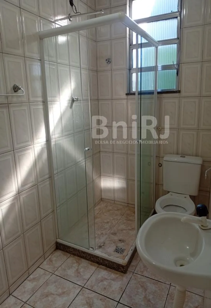 Unfurnished 1-bedroom apartment with glass shower enclosure — photo 4