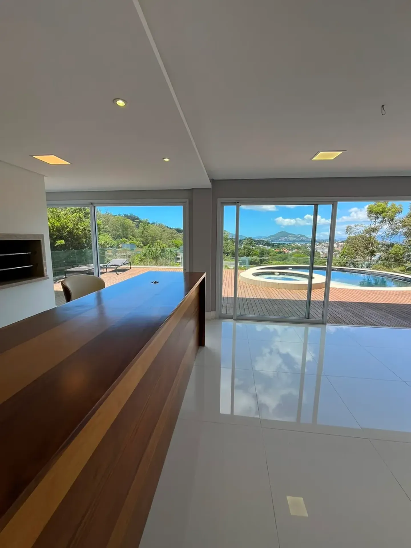 Casa de 1000 m² con vista al agua y chimenea — photo 54
