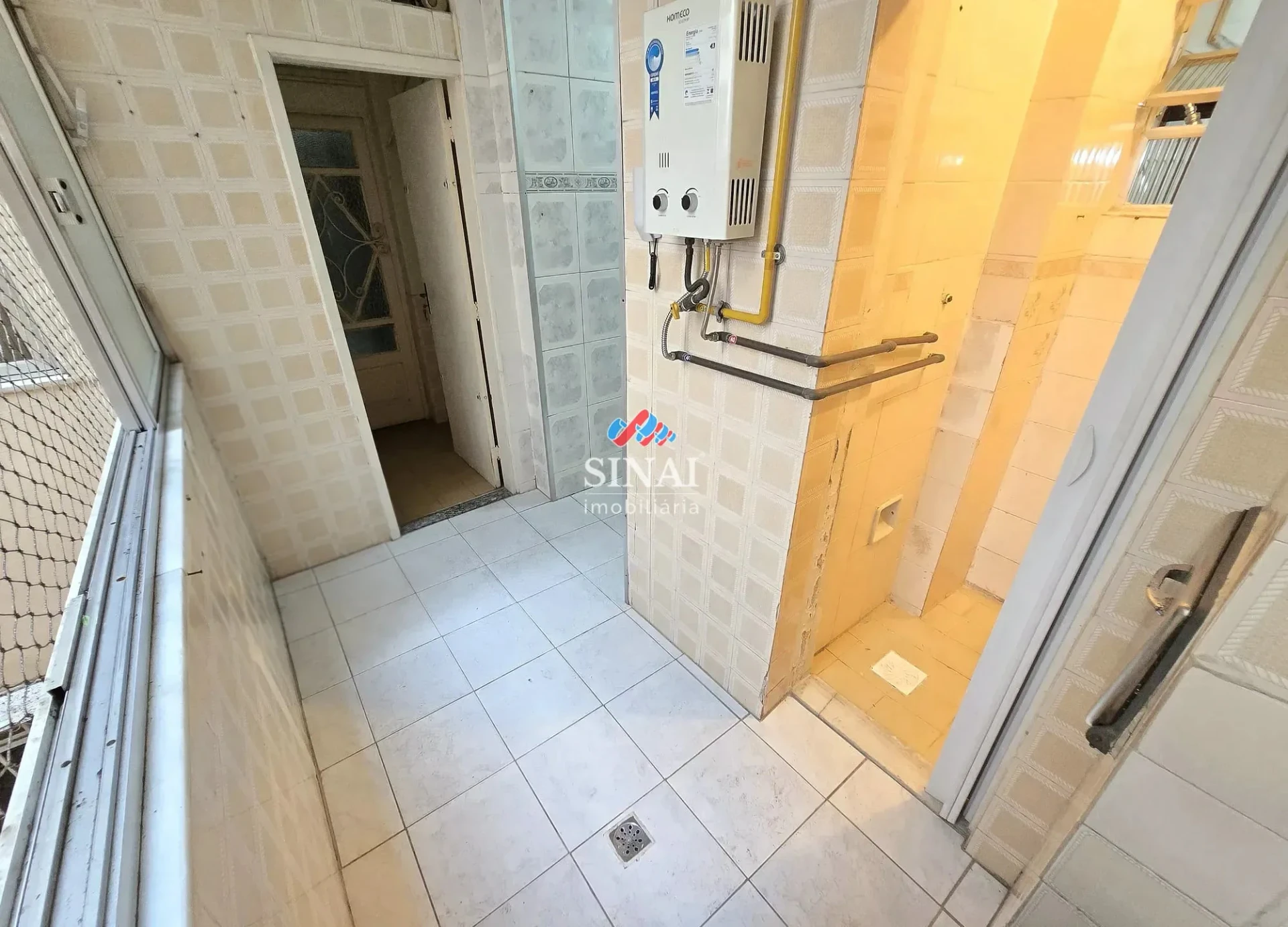 2-bedroom apartment with wood or laminate floors — photo 14