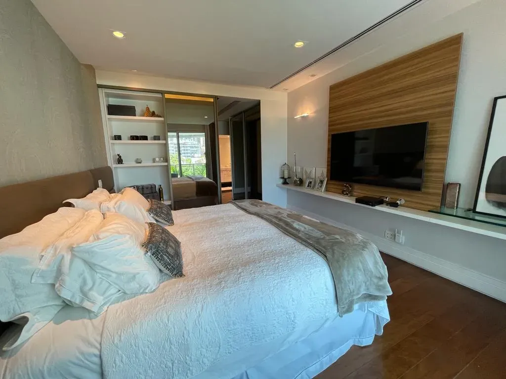 Furnished apartment with 4 bedrooms and open-plan kitchen — photo 33