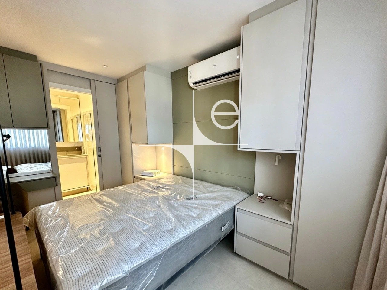 Furnished 1-bedroom apartment with an open-plan kitchen — photo 27