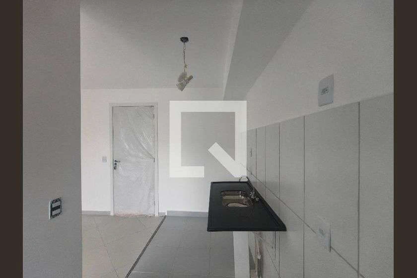 Apartamento de 2 quartos com cozinha separada e varanda