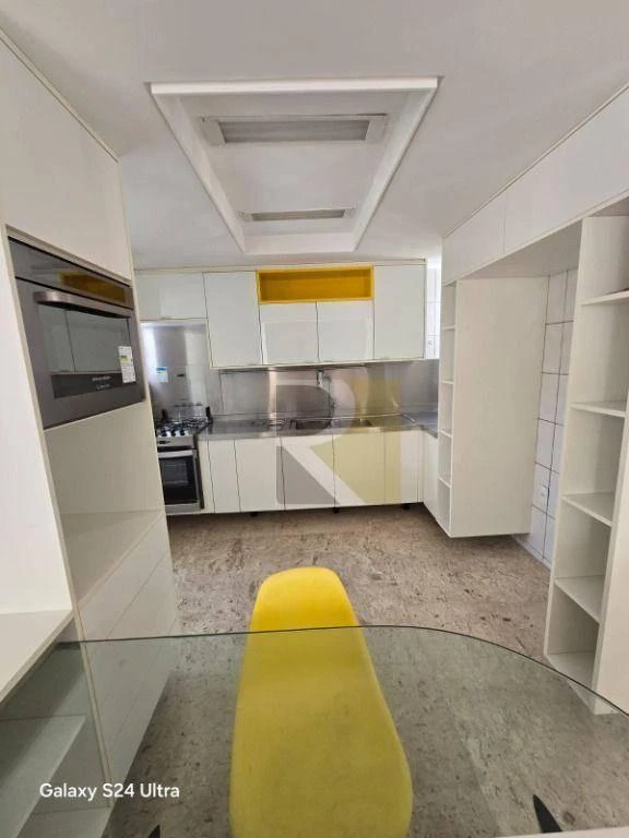 Furnished apartment, 250 m², with a glass-enclosed balcony — photo 2