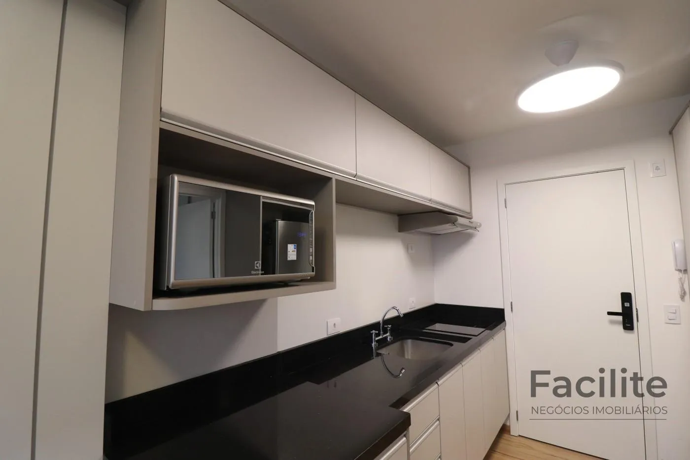 Apartment on the 19th floor with a home office — photo 28