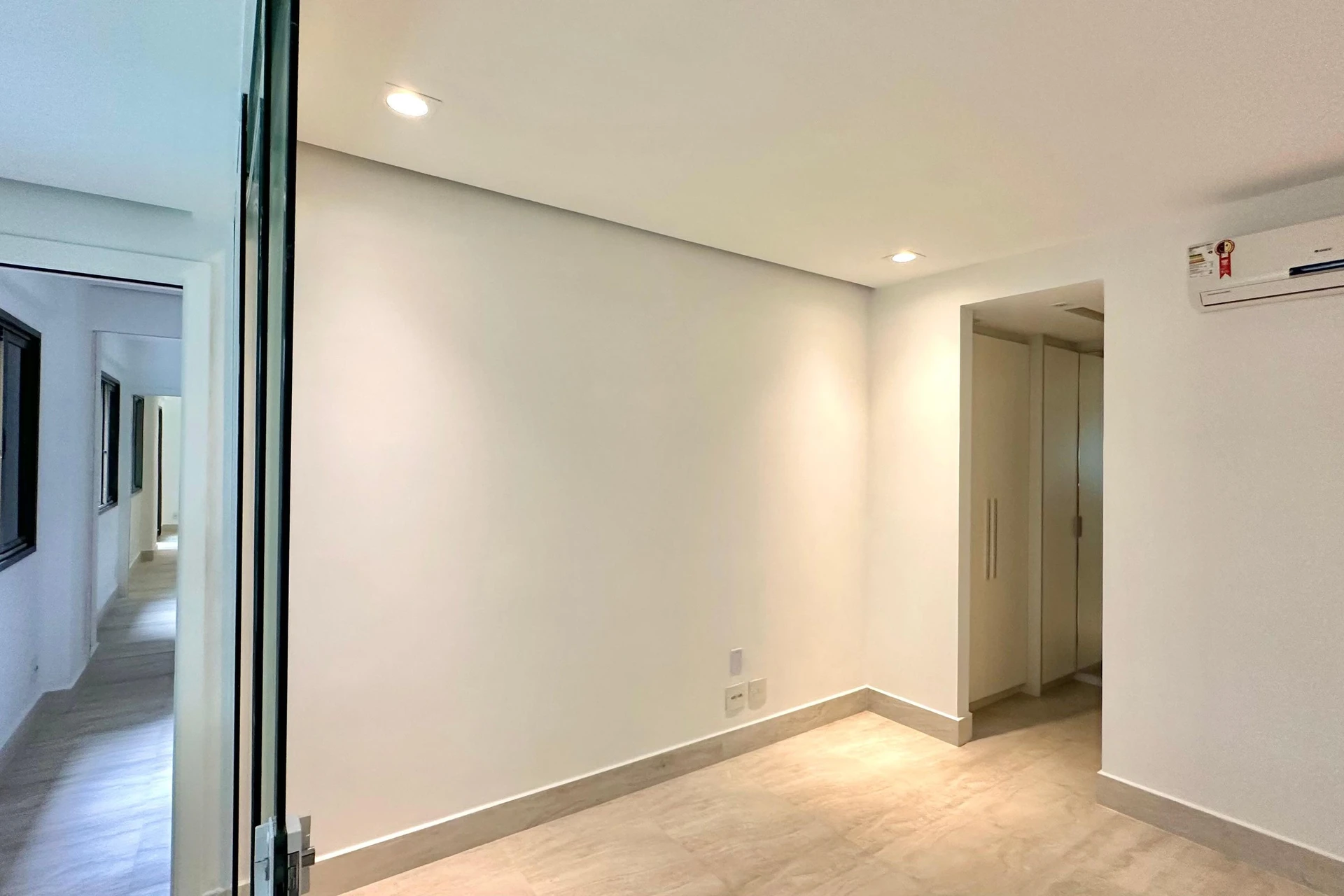 Unfurnished apartment with 2 suites and a balcony — photo 3