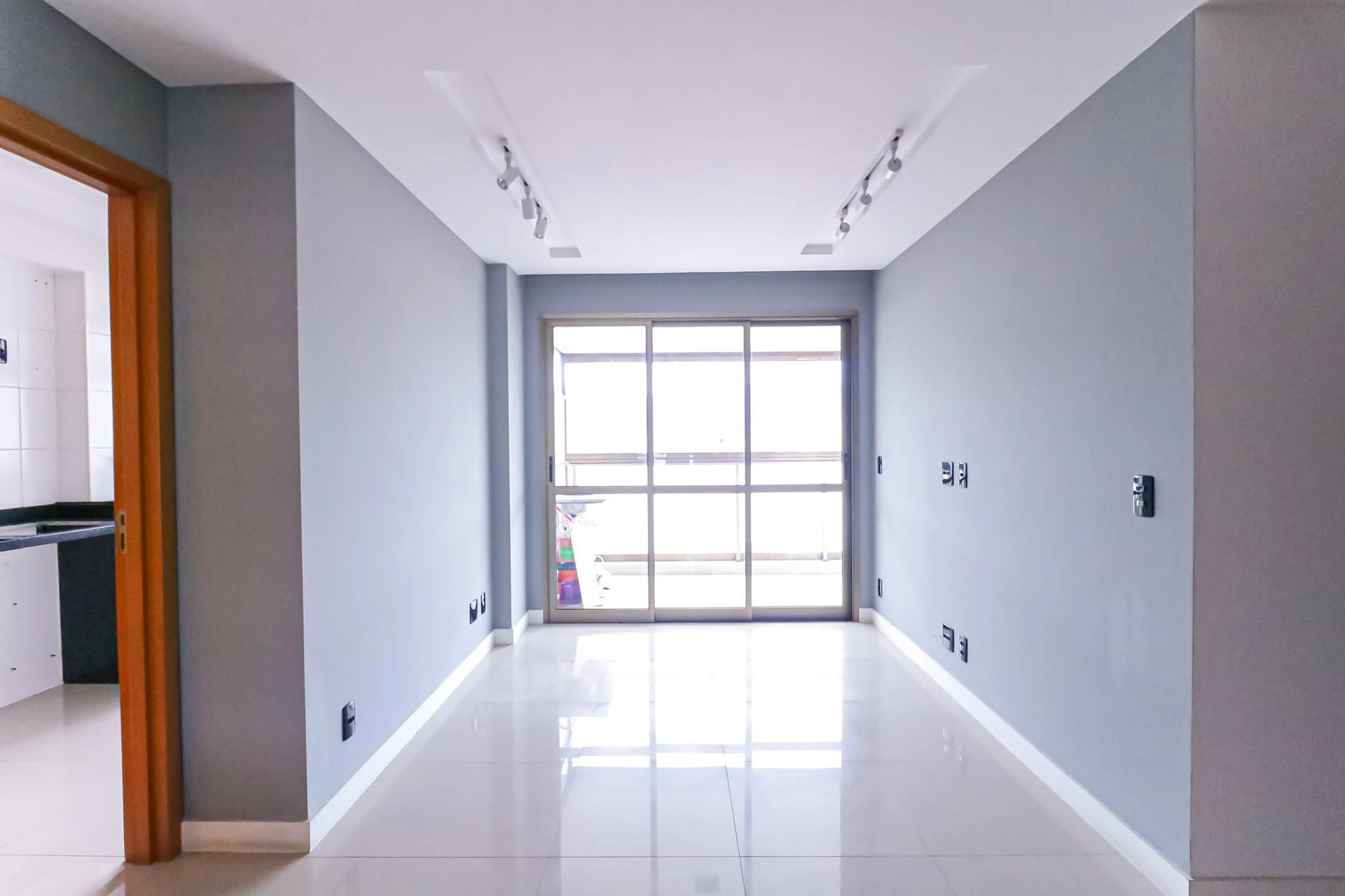 Glass-enclosed balcony in a 2-bedroom apartment, 68 m²