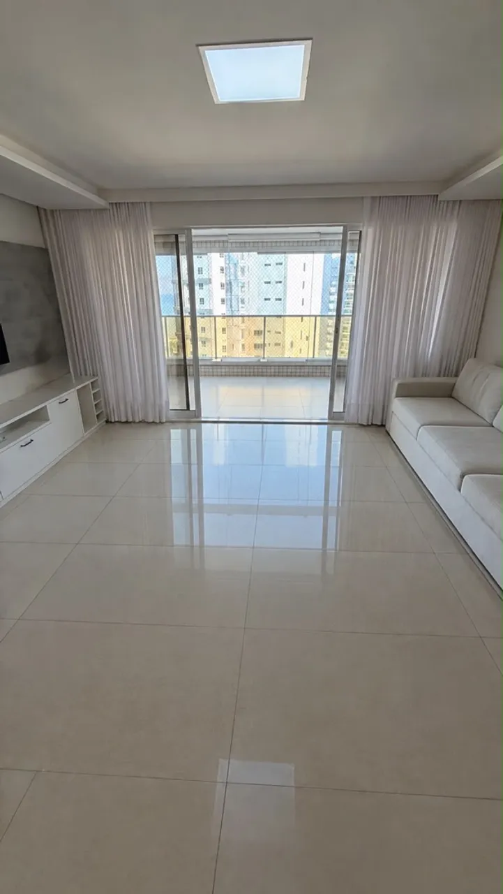 Квартира 166 м² із заскленим балконом та видом на воду