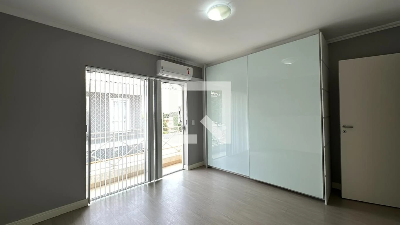 3-bedroom house with a glass-enclosed balcony in Curitiba — photo 30