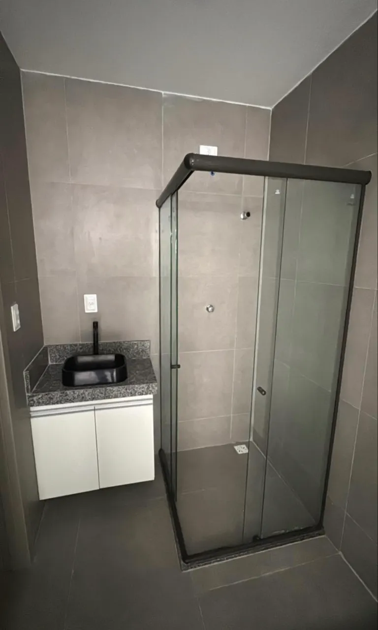1-bedroom apartment with a glass-enclosed shower — photo 6
