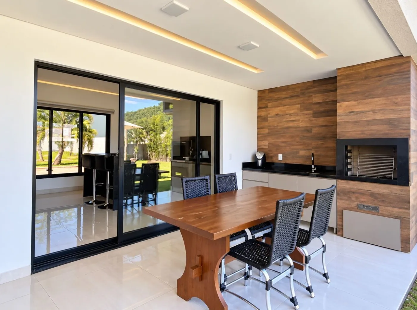 Balcony with a grill in a 3-bedroom house, 240 m² — photo 4